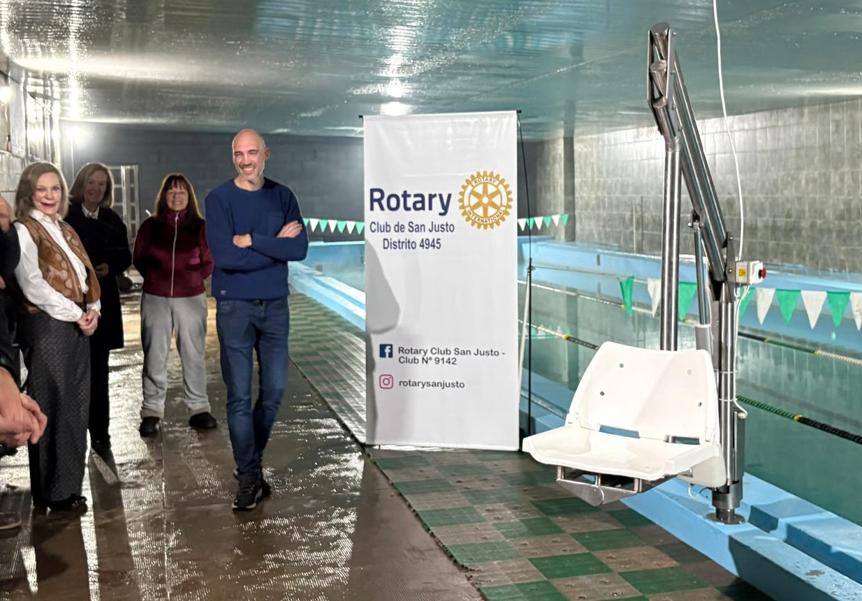 ROTARY CLUB DE SAN JUSTO inaugura una silla sumergible en pileta climatizada.